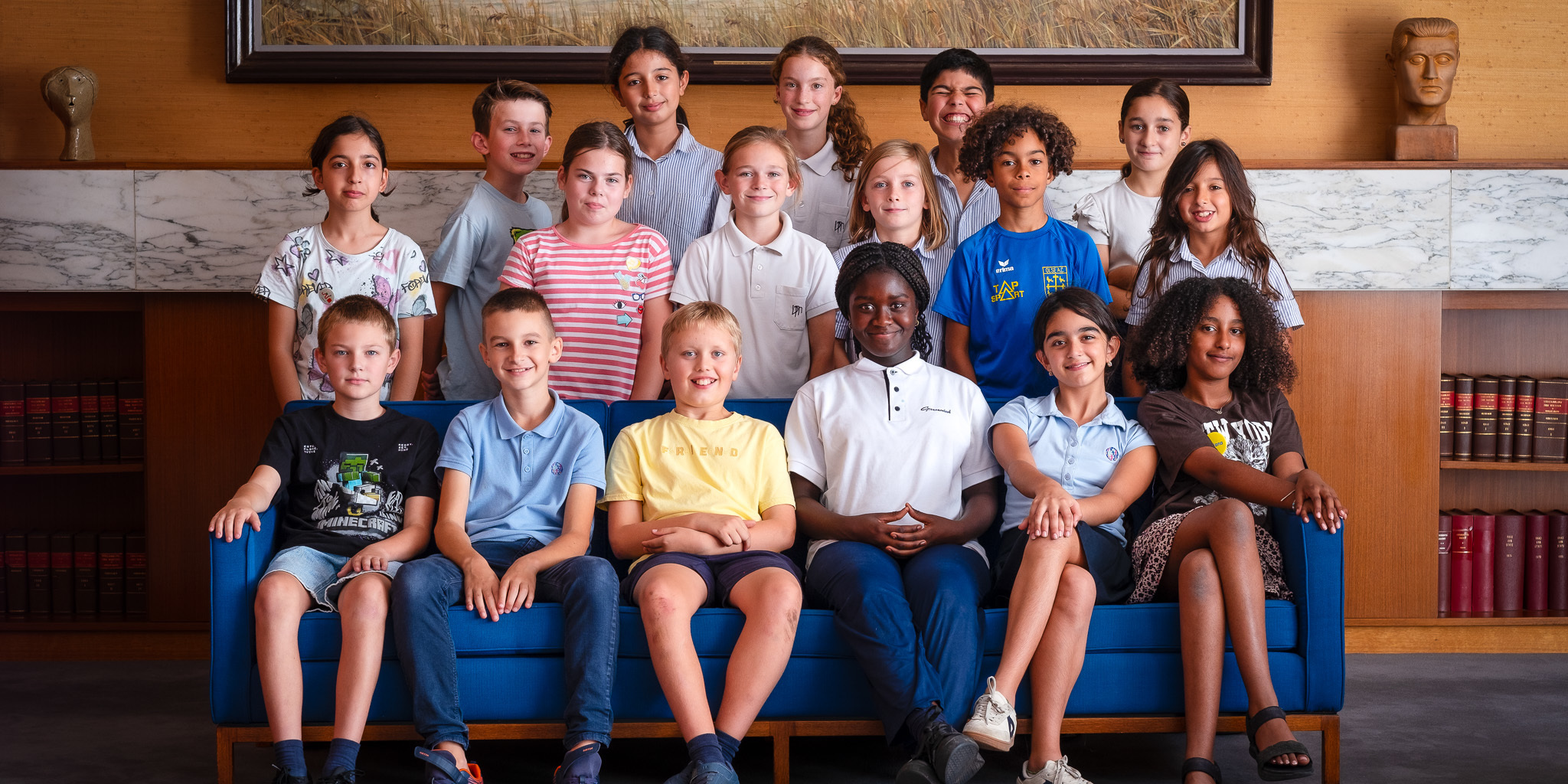 17 kinderen van het Junior Team poseren voor een groepsfoto in het districtshuis van Merksem. 17 kinderen van het Junior Team poseren voor een groepsfoto in het districtshuis van Merksem.